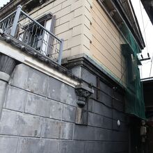 建物の横