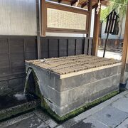 名水を自由に汲むことができる