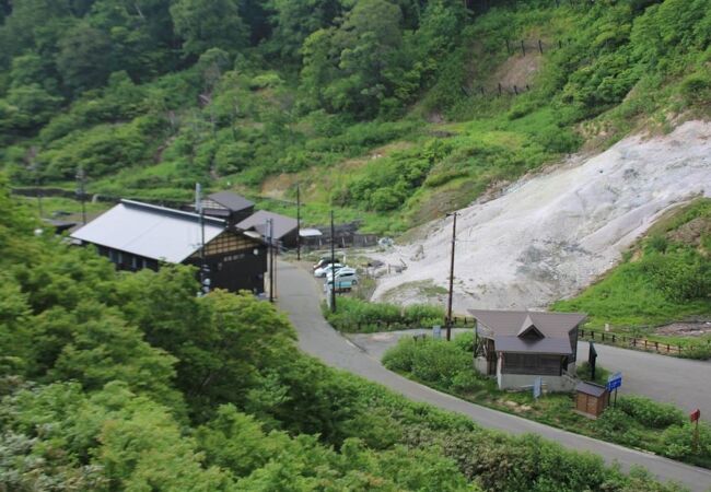 山の中の小さな温泉地