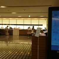 有人カウンターが良いです。安価がウリのホテルになりたいのか？