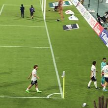 選手が目の前を歩く