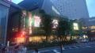 お洒落な雰囲気の商業施設の印象