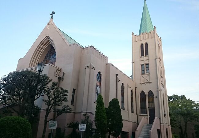 ゴシック式鉄筋コンクリート造りの美しい教会