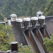トロッコ電車の右側に見えます
