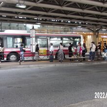 立川駅北口のバス停留場の様子です。