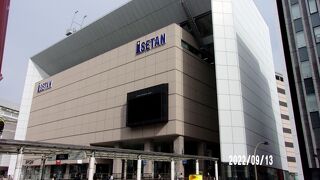 外観は公会堂のような建物です。