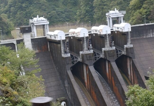 トロッコ電車の右側に見えます