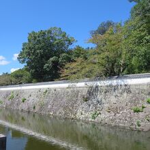 月隈公園の南側に残る石垣、白壁、掘割