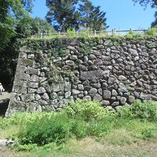 立派な石垣も残っていました。