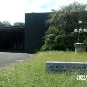 昭和記念公園の中の花みどり文化センターの建物内にあります。