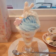 Kパフェ・クリームソーダ味。ラムネやカスタードクリーム入り