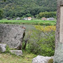 ステージのように川に突き出た岩