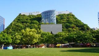 ビルの側面は深い緑に覆われていて