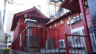 社から周囲の建物をすべて赤く塗って