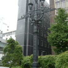 東京市道路元標は、現在も、日本橋の北側の元標の広場にあります