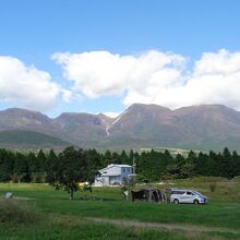 キャンプもできるようです。九重連山も見えます。