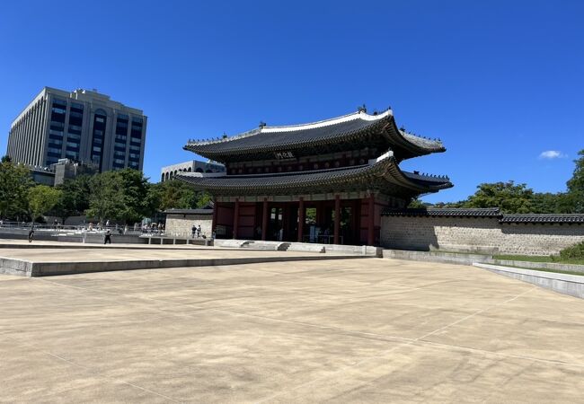 晶徳宮の入り口の門