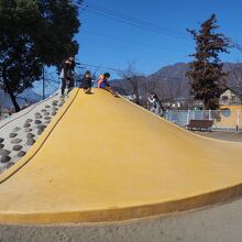 児童遊園地の滑り台