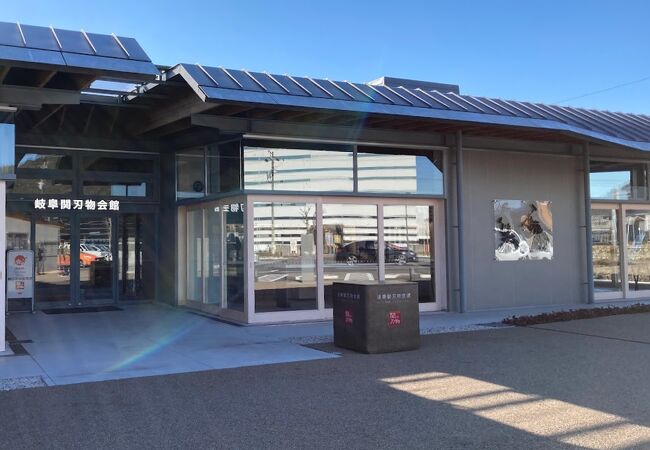 刃物の街、関市にある複合刃物店の展示販売