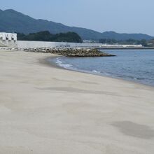 高田松原海水浴場から見た東方向には浜田川水門が。