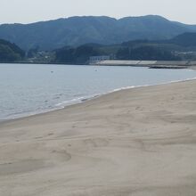 高田松原海水浴場から見た西方向には、気仙川水門がうっすらと。