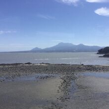 有明海越しに雲仙岳をのぞむ