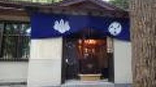 小さな女の子が、円山登山の前に、この御堂にお参りをしていました。