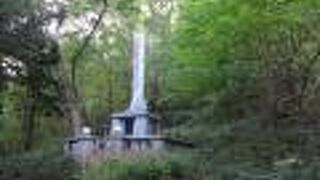 円山のふもとの慰霊碑がいくつかある場所に建っている慰霊碑のひとつです。