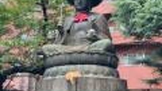 新宿御苑前駅近くのお寺