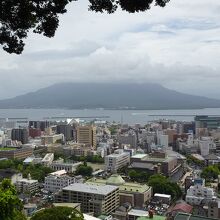 桜島は雨だったので、雲がかかっていました