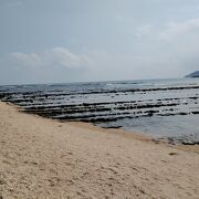 地殻変動とにより隆起した岩が長い年月をかけて浸食され洗濯板状になったそう