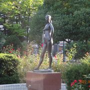 札幌市資料館の東側にある像です。