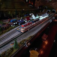 ラウンジでは、鉄道模型のジオラマと一緒にドリンクを楽しめます