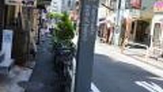 飲食店が並ぶ短い坂。