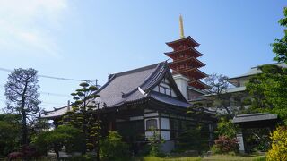 シンボルの木造五重塔が圧巻