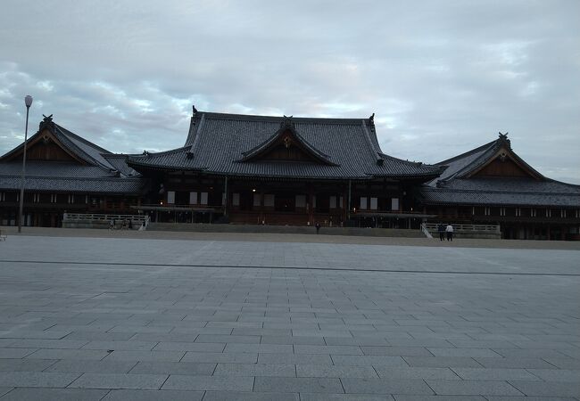 大きく荘厳な建物に驚き