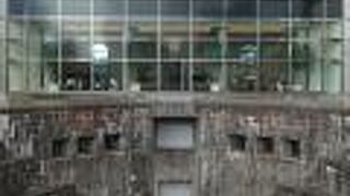 昔ドックの底に降りて歩いた記憶があり、底から上を見た感じはとても大きくダイナミックな感じでした。