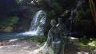 「伊豆の踊子と私」のブロンズ像があり、伊豆の踊子の叙情をかもし出していました