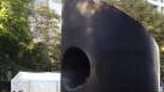 小さな子どもたちがこの滑り台で遊んでいました。