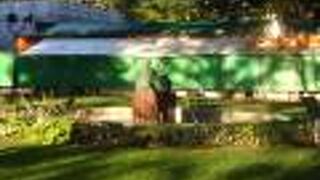 どうしてこの像に、「奉仕の道」という名前が付くのかなぁ、と思いながら、遠くから眺めていました。