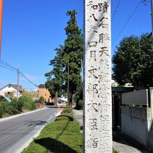 石塔が立っています