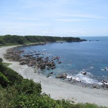 ごつごつした海岸線の先に潮岬灯台