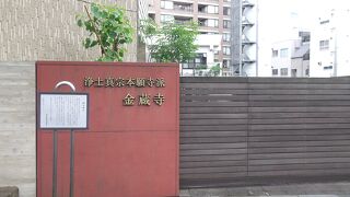 色鮮やかな赤い門