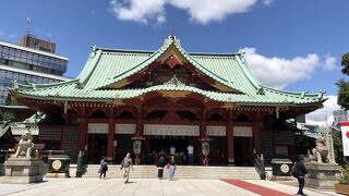 多くの参拝客で賑わっていました。