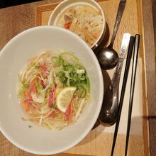 麺の量は正直少なめ。カレーを食べてちょうどいい量になります。