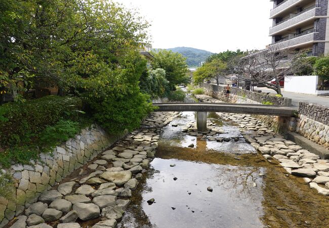 長府の中心街を流れる風情溢れる川