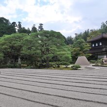 銀沙灘の海の向こうに富士山と銀閣