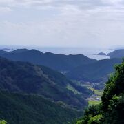 山々の先に海