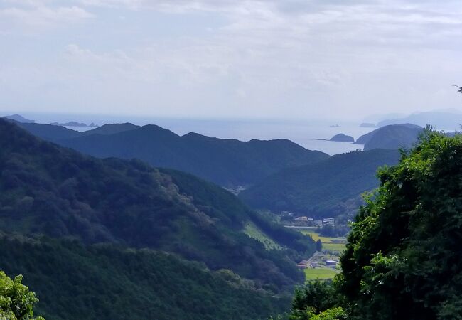 山々の先に海