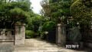 弁護士の正木ひろし墓碑があります。